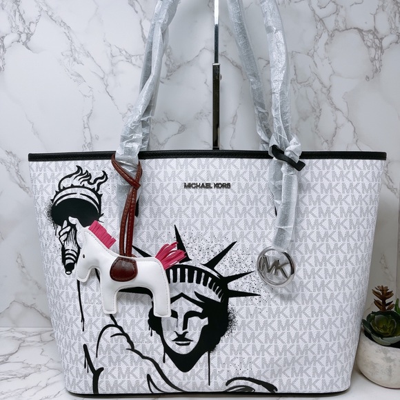 Michael Kors Handbags - ❗️LAST ONE Michael Kors New York City Medium Carryall Tote